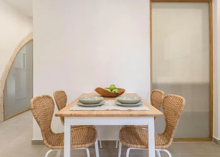 Lindas Convent Garden 1 *