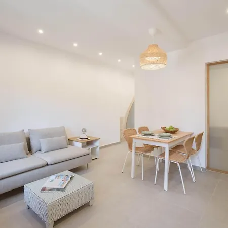 Lindas Convent Garden 1 خانيا