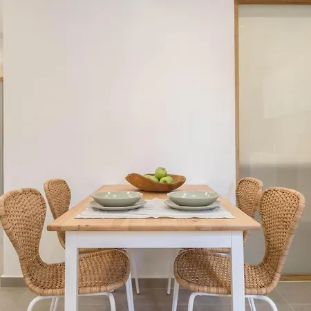 Lindas Convent Garden 1 *